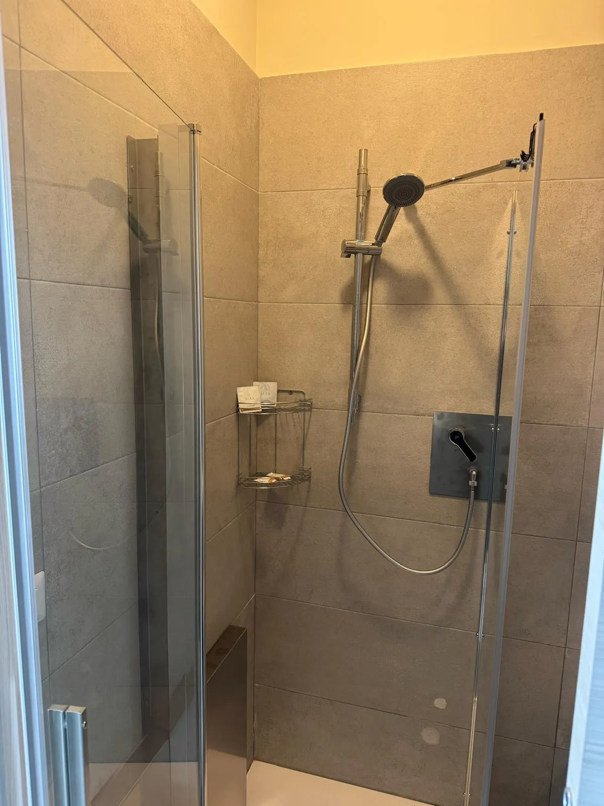 Camera Matrimoniale con Bagno in Comune (5/5)